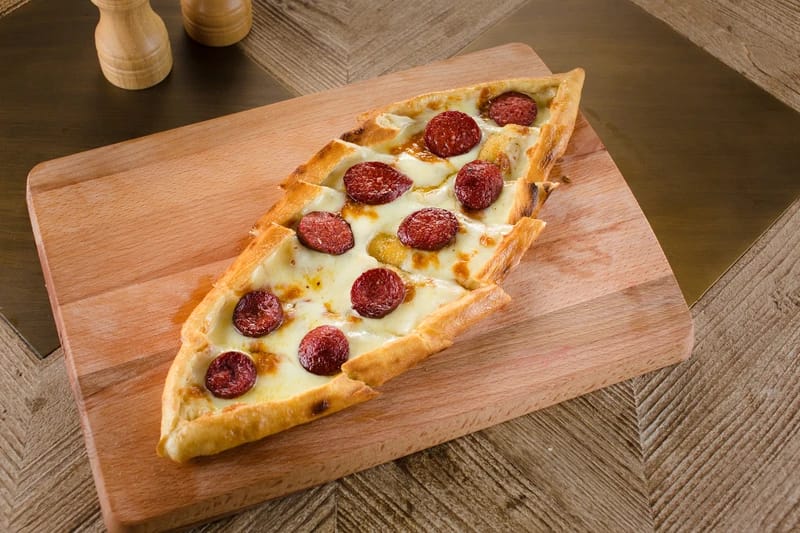Sucuklu Kaşarlı Pide